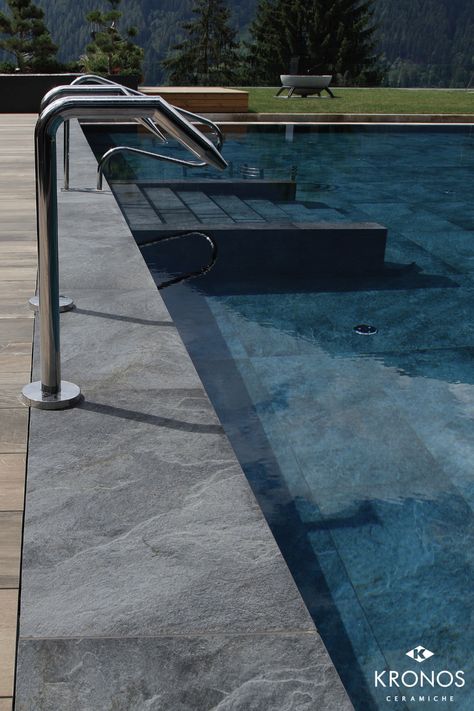 Pool Design ideas: Custom swimming pool with natural black stone effect tiles. Collection by Kronos Ceramiche: Rocks - Silver Black #kronostiles #kronosceramiche #madeinitaly #porcelaintiles #porcelainstoneware #gresporcellanato #grescerame #feinsteinzeug #luxurytiles #blackstonetiles #naturalstone #silberquarzit #nordicstone #stonelook #stoneeffect #greseffettopietra #steinoptik #aspectpierre #floortiles #walltiles #design #wellnessdesign #hoteldesign #nordicdesign #archilovers #architect Pool Decking Concrete, Vanishing Edge Pool, Industrial House Exterior, Overflow Pool, Swimming Pool Tiles, Concrete Pool, Pool Installation, Pool Coping, Pool Construction