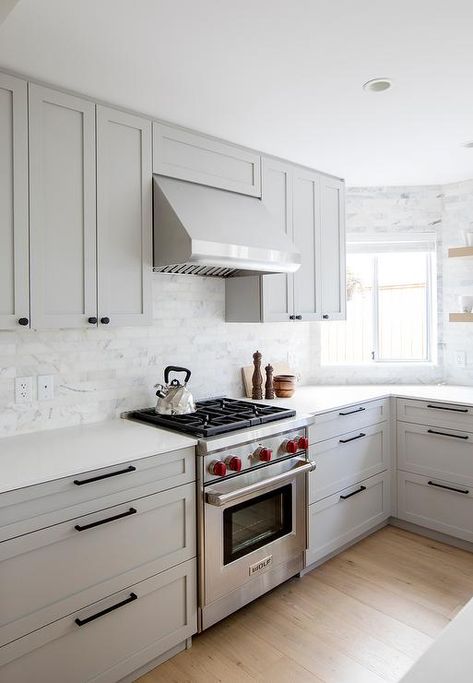 Grey Kitchen Ideas Modern Gray, Grey Kitchen Ideas Modern, White And Gray Kitchen, Grey Kitchen Ideas, Grey And White Kitchen, Tuscany Kitchen, Greige Kitchen, White Kitchen Ideas, Marble Tile Backsplash