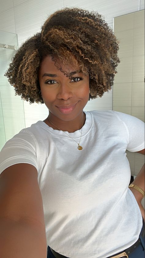 #curls #curly #curlyhairstyles #highlights Short Natural Hair Highlights, Highlights Afro Hair 4c, Highlight Afro Hair, 4c Hair Highlights, Short Curly Hair Highlights, Blonde Highlights Natural Hair, Afro Shapes, Afro Highlights, Copper Curls