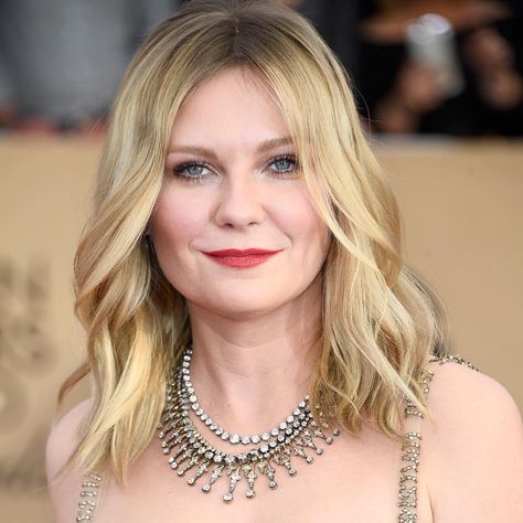 Kirsten Dunst shines at the SAG Awards in a 19th Century diamond fringe necklace (circa 1890s) layered with antique diamond rivière necklaces. Kirsten Dunst Hair, Kristen Dunst, Red Carpet Beauty, Wavy Style, Let Your Hair Down, Sag Awards, Actrices Hollywood, Kirsten Dunst, Celebrity Hairstyles