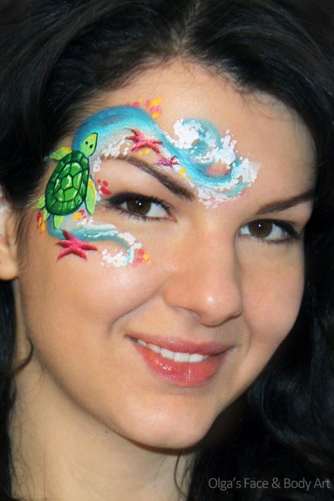 Turtle face painting Moana Face Paint, Mermaid Face Paint, Mime Face Paint, Animal Face Paintings, Face Paint Ideas, Cheek Art, Girl Face Painting, Moana Theme, Color Streaks