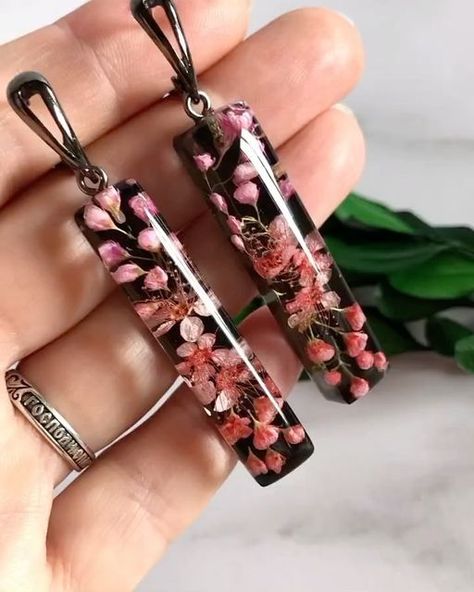 Resin Jewerly, Diy Resin Keychain, Resin Pendant Diy, Diy Necklace Making, Jewelry Sets Handmade, Pressed Flower Crafts, Flower Resin Jewelry, Resin Jewelry Diy, Resin Bracelet