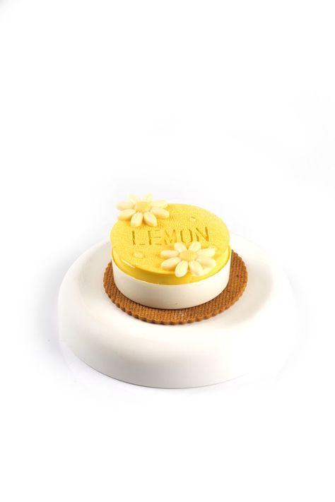 Lemon Tart Decoration, Lemon Entremet, Lemon Drizzle Cake, Cake Lemon, Drizzle Cake, Individual Cakes, French Patisserie, Lemon Drizzle, Sweet Temptation