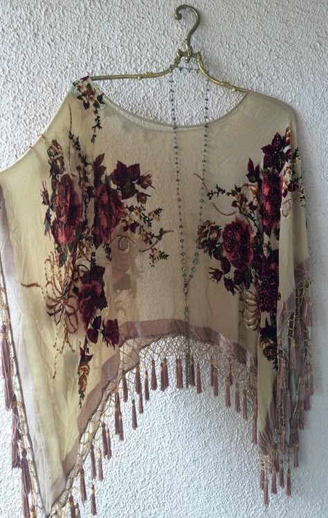 Image of Made in Paris Gypsy Stevie Nicks beaded fringe romantic velvet peasant capelet Moda Over 50, Sukienki Maksi, Look Hippie Chic, Estilo Hippie, Mode Boho, Bohol, Stevie Nicks, Beaded Fringe, Bohemian Fashion