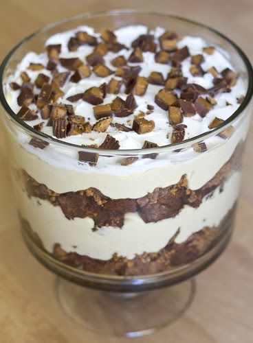 Healthy Trifle Recipes, Peanut Butter Cup Trifle, Chocolate Trifles, Healthy Trifle, Reese's Cheesecake, Brownie Trifle, School Dinner, Peanut Butter Candy, Trifle Bowl