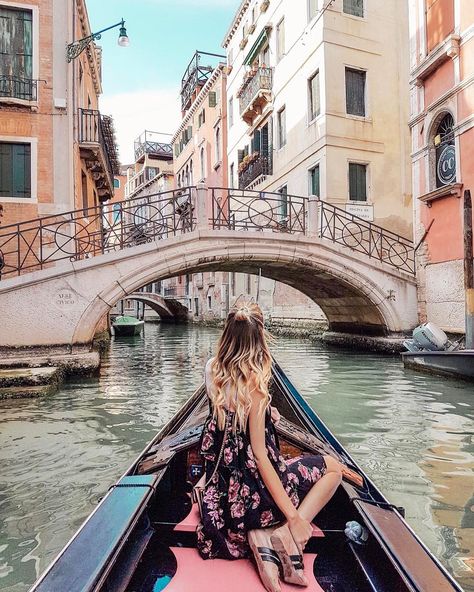 27.3k Likes, 433 Comments - Leonie Hanne (@ohhcouture) on Instagram: “Second time in Venice , first time riding a gondola through the dreamy canals. Loved sharing this…” Italy Photography, Foto Poses, Trik Fotografi, Travel Inspo, Venice Italy, Travel Aesthetic, 그림 그리기, Travel Around The World, Travel Pictures