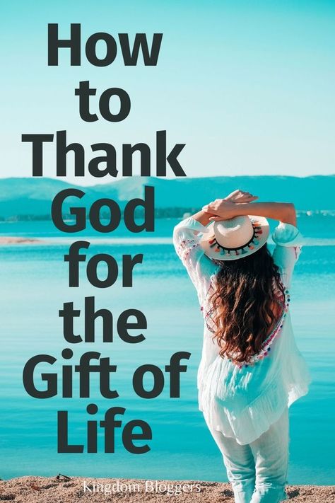 How can we truly thank God for the gift of life He has given us? Through daily prayers of thanksgiving and praise, of course! Thank God Prayers, Prayer Of Thanks To God, Prayer Of Thanks, Giving Thanks To God, Prayer For Love, Thanksgiving Prayer, Connecting With God, Spiritual Words, Prayer For Today