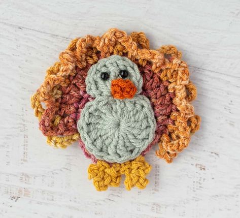 Crochet Turkey Pattern Wallhanging. #crochetturkey #crochetturkeypattern #crochetturkeyapplique Crochet Turkey Pattern, Thanksgiving Holiday Decor, Turkey Crochet, Crochet Thanksgiving, Crochet Turkey, Turkey Applique, Turkey Wreath, Holiday Decor Thanksgiving, Crochet Garland