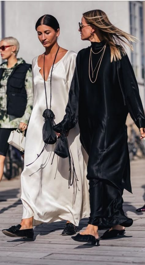 Minimalisticky Chic, Street Style Black, Minimal Street Style, Mode Boho, Looks Street Style, Estilo Chic, All Black Outfit, White Dresses, Street Style Looks