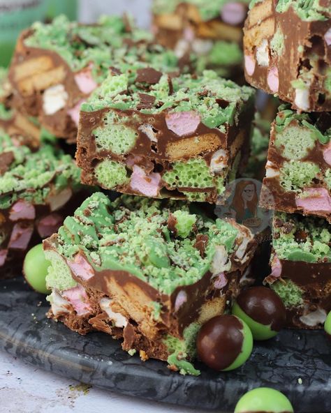 Jane Dunn | Food Blogger on Instagram: “MINT AERO ROCKY ROAD! ❤️💚 The most delicious mint chocolate traybake treat you can think of! Recipe & video on my blog -…” Best Rocky Road Recipe, Chocolate Traybake, Chocolate Fudge Bars, Rocky Road Chocolate, Rocky Road Fudge, Rocky Road Recipe, Janes Patisserie, Tray Bake Recipes, Fudge Bars