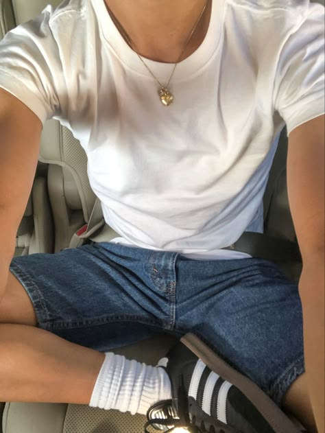 Style Jorts Woman, Jorts Outfit Aesthetic, Jorts Summer Outfits, White Tees Outfit, Brandy Melville Aesthetic, Outfit Basic, Aesthetic Shirt, Matching Outfit, Gold Heart Necklace