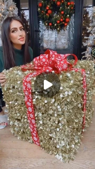 Diy Christmas Present Boxes Decor, Giant Xmas Decorations, Giant Gift Boxes Diy, Giant Presents Decoration, Diy Large Snowman, Giant Christmas Wreath, Garland Making, Christmas Present Boxes, Wreath Frames