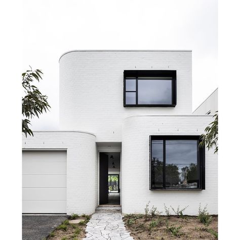 ben callery architects on Instagram: “Rathmines South House, Fairfield Highlight windows and a north facing courtyard bring natural light into the home, over the top of its…” White Painted House Exterior, Modern White Brick House, White Brick Facade, Buildher Collective, Highlight Windows, White Brick House, Californian Bungalow, Townhouse Exterior, India House