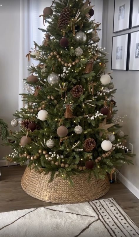 Christmas Tree Ideas Pine Cones, Warm Gingerbread Christmas Tree, Natural Boho Christmas Tree, All Natural Christmas Tree, Dining Room With Fireplace Layout, Themed Christmas Tree Ideas Rustic, Natural Rustic Christmas Tree, Neutral Xmas Tree, Christmas Tree Ideas Neutral Colors