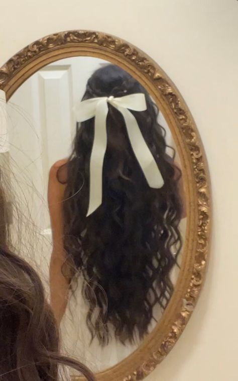 Extension Hair, 사진 촬영 포즈, Bow Hairstyle, Ribbon Hairstyle, Christmas Hairstyles, Hairdos For Curly Hair, Hair Stylies, Dream Hair, Aesthetic Hair