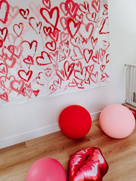 Pink Heart Backdrop, Diy Paper Backdrop Ideas, Valentine's Backdrop Ideas, Valentines Photo Wall Diy, Easy Valentine Backdrop, Photo Op Backdrop Diy, Valentines Diy Photo Backdrop, Diy At Home Valentine Photoshoot, Valentines Diy Backdrop