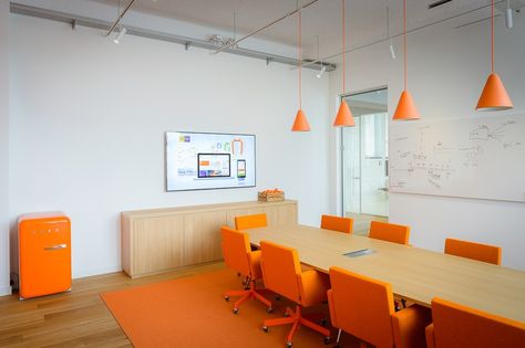 rb2-purmerend-office-6 Workspaces Design, Amazon Office, Orange Office, Sleek Office, Modern Office Space, Minimal Interior, Office Meeting Room, Interior Design School, Boardroom Table