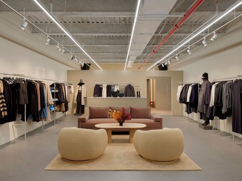 Visit the COS pop-up store in Brooklyn for a sustainable store concept. #COS #COSstores #Brooklyn Sustainable Store, Cos Stores, Store Concept, Nature Color Palette, Interior Concept, Kids Store, Pop Up Store, Retail Design, Visual Merchandising