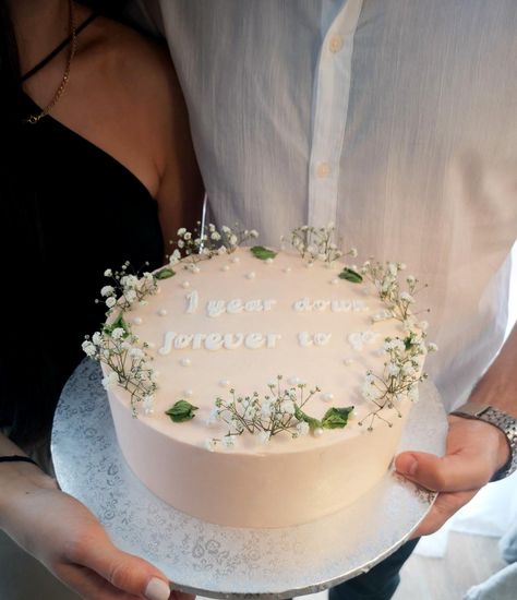 One Year Wedding Anniversary Cake, 1year Anniversary Cake, First Anniversary Cake Ideas 1 Year, 1st Year Anniversary Cake, One Year Anniversary Aesthetic, 1st Anniversary Cake Ideas Couple, One Year Anniversary Cake Ideas, Cake Idea For Boyfriend, 1 Year Anniversary Cake Aesthetic