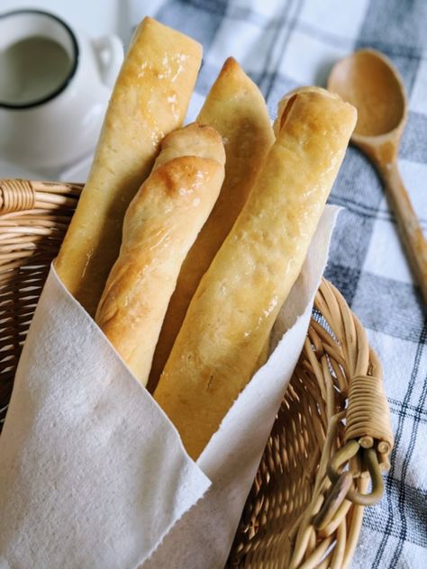 Vegan Garlic Breadsticks Recipe (Copy Cat Recipe, Vegan) - The Herbeevore What To Serve With Pizza, Classic Italian Restaurant, Restaurant Bread, Garlic Breadsticks Recipe, Vegan Garlic Bread, Olive Garden Breadsticks, Breadsticks Recipe, Copy Cat Recipe, Vegan Bread Recipe