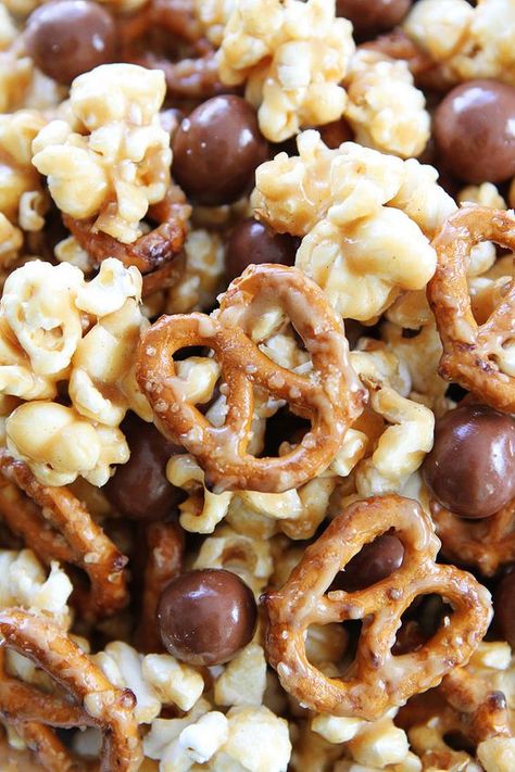 Nutella Muffin, Popcorn Recipes Easy, Peanut Butter Popcorn, Popcorn Treats, Peanut Butter Pretzel, Popcorn Recipe, Covered Pretzels, Popcorn Bar, Snack Mix Recipes