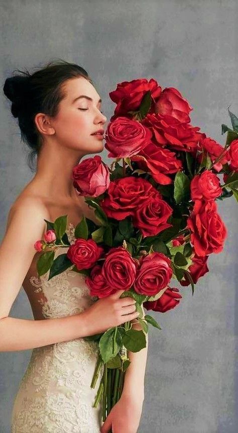 Woman Cabelo Pin Up, Bouquet Of Red Roses, Women With Flowers, Women And Flowers, Trumpet Gown, Rose Cottage, Love Rose, Summer Trends, Flower Girls