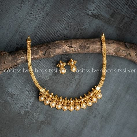 Neck Pieces Jewelry, Antique Necklaces Design, Pearl Jewelry Design, Gold Jewelry Simple Necklace, Pearl Necklace Designs, Gold Necklace Indian Bridal Jewelry, Gold Bridal Jewellery Sets, Antique Bridal Jewelry, Gold Pendant Jewelry