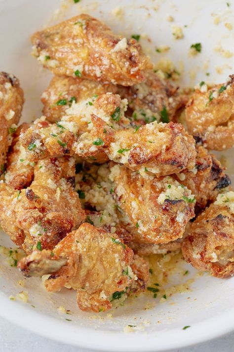 Garlic Parmesan Wings Fried, Parmesan Wings Recipe, Parmesan Wing Sauce, Wings Recipe Baked, Garlic Wings, Air Fryer Garlic, Parmesan Wings, Garlic Parmesan Wings, Wing Sauce Recipes