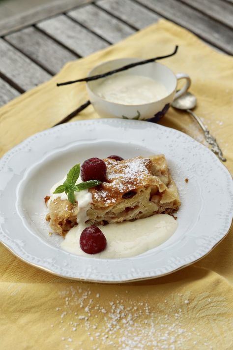 Apple Strudel Plating, Strudel Recipes Germany, Apple Strudle, Streudel Recipe, German Sweets, Bavarian Food, Bavarian Recipes, Pastries Recipes, Strudel Recipes