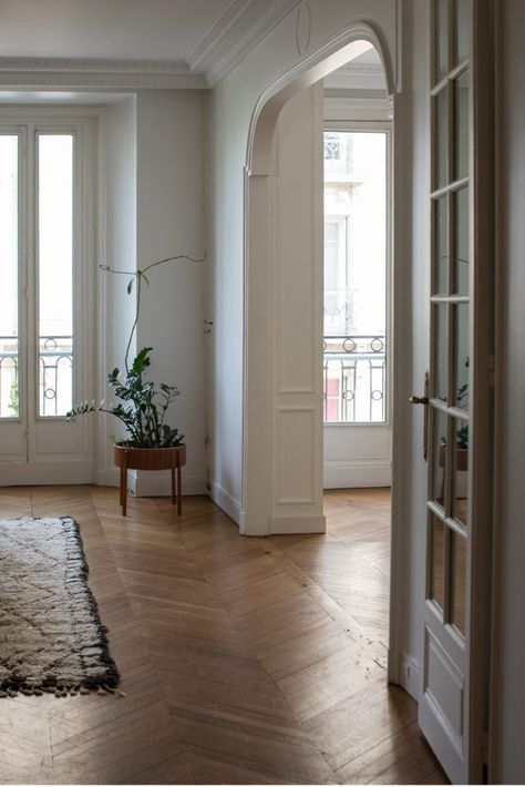 Home Tour: A Beautiful Apartment in the heart of Paris, France Kasha Paris, Paris Apartment Interiors, Paris Interiors, Parisian Interior, French Apartment, Deco Studio, Herringbone Floor, Ensuite Bathroom, Wooden Floors