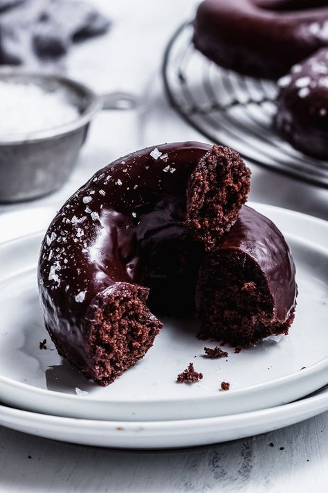 Doughnuts Photography, Pastry Photography, Donut Images, Sour Cream Pancakes, Images Of Chocolate, Cake Donuts Recipe, Ideas Cocina, Aesthetic Foods, Chocolate Glazed Donuts