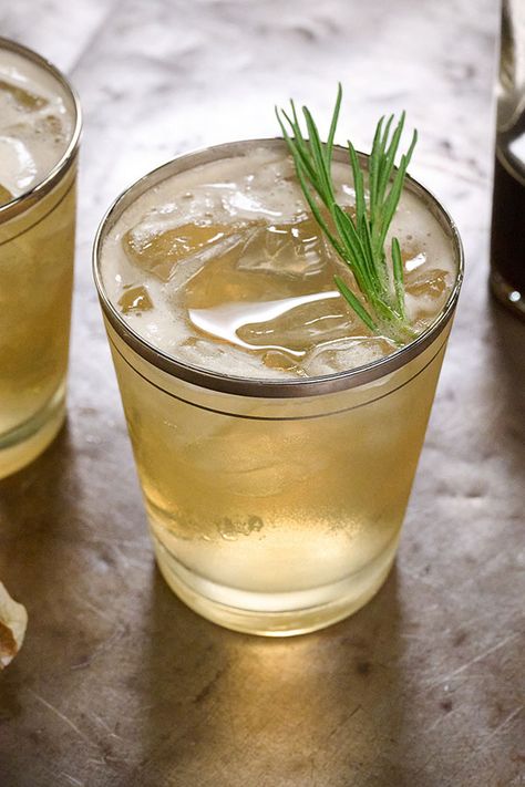 Lavender Bitters Recipe - Lavender Blanc #FlowerCocktailHour - uBloom Lavender Extract Recipes, Lavender Bitters, Homemade Liqueur, Homemade Liqueur Recipes, Liqueur Recipes, Lavender Martini, Shrub Recipe, Boat Drinks, Bitters Recipe