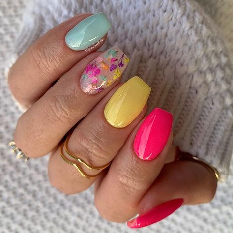 40 Trendy Dip Powder Nails to Inspire You Yellow Solid Color, Reflective Nails, Velvet Nails, Glitter Manicure, Powder Manicure, Holiday Nail Designs, Spring Nail Designs, Floral Nail Designs, Geometric Nail