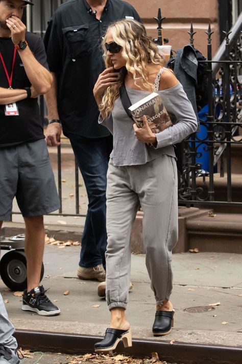 Outfits With Clogs, Black Clogs Outfit, Sarah Jessica Parker Style, Sara Jessica Parker, Carrie Bradshaw Style, New York September, Wood Clogs, Clogs Outfit, Kristin Davis