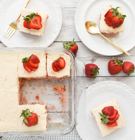 Fresh Low-FODMAP Strawberry Sheet Cake Using Happy Baking Vanilla Cake Mix; Gluten-free | Rachel Pauls Food Fodmap Slow Cooker, Strawberry Sheet Cake, Low Fodmap Appetizers, Low Fodmap Fruits, Fodmap Desserts, Ibs Friendly Food, Strawberry Sheet Cakes, Fodmap Meal Plan, Strawberry Poke Cakes