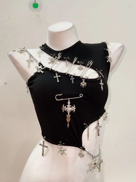 Tank Tops Y2k, Punk Tank Top, Gothic Tank Tops, Ropa Upcycling, Fest Outfits, Skull Tank, Gothic Clothes, Clothes Diy, Mode Inspo