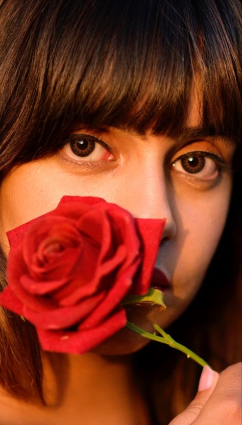 Portraits With Roses, Photography Eyes, Rose Portrait, Rose In Hand, Eyes Portrait, Poses Model, Rosé Portrait, Rose Girl, Reflection Photography