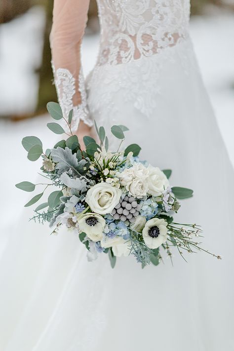 Icy Blue Winter Wedding Ideas | Photography by Icy Blue Winter Wedding, Blue Winter Wedding Ideas, Winter Bridal Bouquets, Blue Winter Wedding, Simple Wedding Bouquets, Greenery Wedding Bouquet, Winter Wedding Ideas, Winter Wedding Bouquet, Winter Bouquet