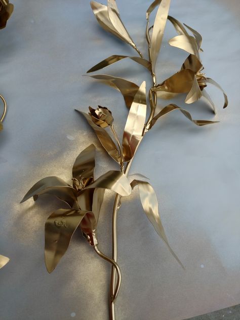 Brass Aesthetic, Metal Flower Art, Metallic Flowers, Flower Craft Ideas, Copper Garden, Black And Gold Aesthetic, Flower Sculptures, Gold Aesthetic, Foil Art