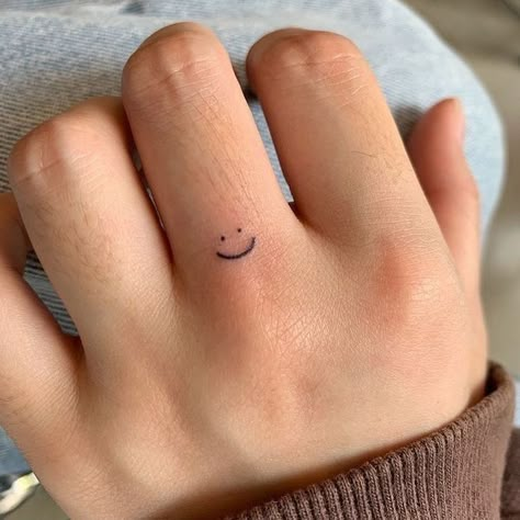 Tato Henna, Petit Tattoo, Inspiration Tattoos, Cute Little Tattoos, Cute Tiny Tattoos, Finger Tattoo, Cute Small Tattoos, Discreet Tattoos, Dainty Tattoos