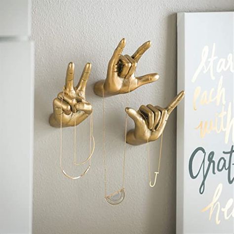 Interior Design Country, Gold Walls, Decor Minimalist, Home Look, Decor Bedroom, 인테리어 디자인, Wall Hooks, Bedroom Wall, Tattoo Studio