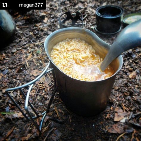 Military Food In The Camp, Nature Survival, Zombie Food, Army Usa, Mark Smith, Food Doodles, Outdoor Barbecue, Spicy Noodles, Camping Aesthetic