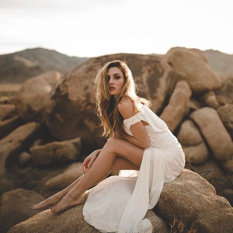 Nature Photoshoot, Time Photography, Beach Photography Poses, Beach Rocks, Beach Portraits, Ideas Photography, Photography Poses Women, Beach Poses, Beach Photoshoot