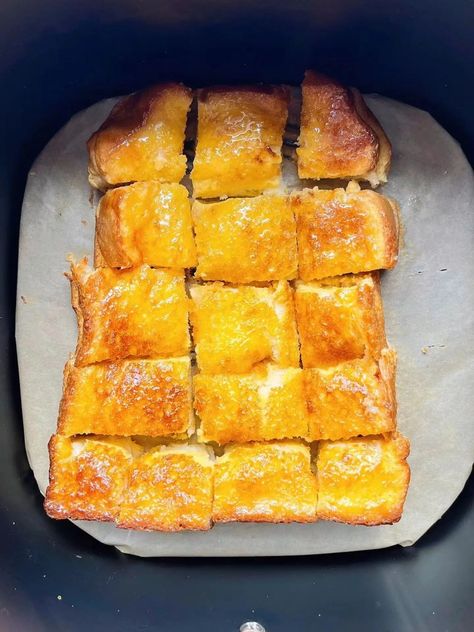 Reheat Bread In Air Fryer, Bread Airfryer, Garlic Bread Baguette, Bread In Air Fryer, Bruschetta Bread, Crazy Bread, Fried Cornbread, Bread Baguette, Foccacia Bread