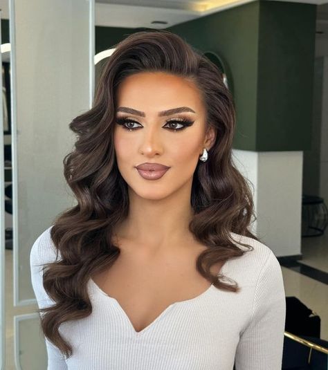 Hollywood Waves For Medium Hair, Glam Side Part Hair, Big Glam Hair, Classy Formal Hairstyles For Long Hair, Quince Dama Hairstyles Simple, One Shoulder Formal Dress Hairstyles, Side Part Waves Long Hair, Sleek Hair Down Hairstyles, Masquerade Party Hairstyles