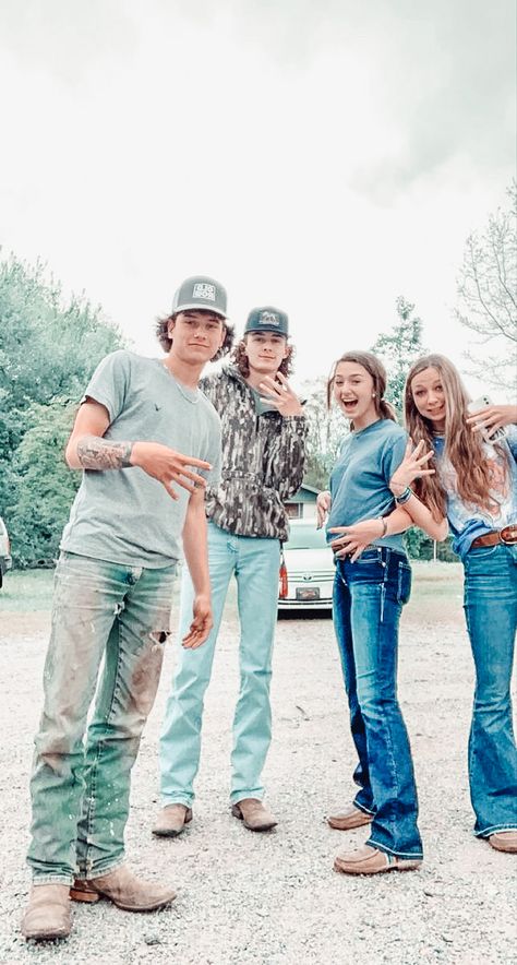 Cute Country Best Friend Pictures, Country Bff Pictures, Double Dates With Best Friend, Country Friend Group Aesthetic, Country Pictures With Friends, Mudding Pictures Friends, Country Friends Aesthetic, Country Friend Group, Double Date Pictures