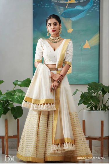 Onam Look, Onam Outfits Ideas, Saniya Iyappan, Kerala Dress, Onam Dress, Onam Outfits, Kerala Saree Blouse Designs, Onam Saree, Reception Outfits