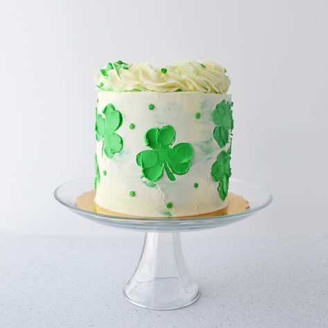 September’s Cakes on Instagram: "I’m so excited to share this cake with you as it was made in part of a collaboration with Eliza of @ellesweetshoppe! Not only is she so kind and sweet but also very talented! Go take a look at what she made for our St. Patrick’s Day, shamrock themed collab! ☘️ . . For my shamrock cake I took my inspiration from those tiny shamrock shaped sprinkles! I thought they were so cute! I created my shamrock patterns on my cake using parchment paper cut outs. I applied the St Patrick’s Day Birthday Cake, St Patrick’s Day Cake, St Patrick Day Cake, Irish Birthday Cake, March Cake, St Patricks Day Cake, Shamrock Cake, Twin Cake Smash, St Patricks Food