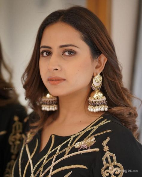 Colors Tv Drama, Sargun Mehta, Embroidery Tshirt, Boogie Woogie, Jennifer Winget, Indian Fashion Dresses, Indian Fashion, Hobbies, Fashion Dresses