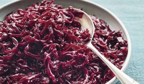 Mary Berry Simmered Red Cabbage and Cider | Christmas Side Dish Mary Berry Christmas, Jamie Oliver Christmas, Cabbage Slow Cooker, Red Cabbage Recipe, James Martin Recipes, Red Cabbage Recipes, Braised Red Cabbage, Mary Berry Recipe, Christmas Side Dishes